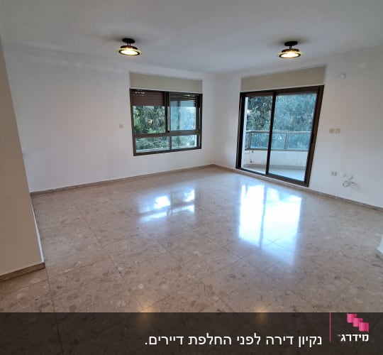 רצפה נקייה ומבריקה בחדר ריק עם חלונות גדולים